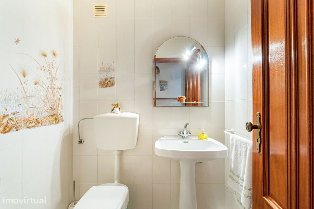 Apartamento T3 a 2 Minutos da Praia com Box Fechada e Churrasqueira em