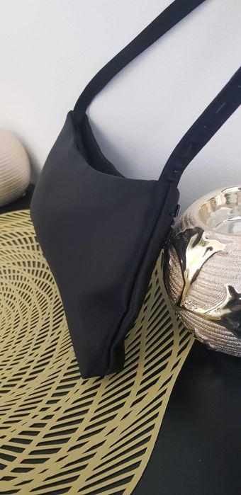 Torebka wieczorowa mała kopertówka kolor czarny materiał satyna