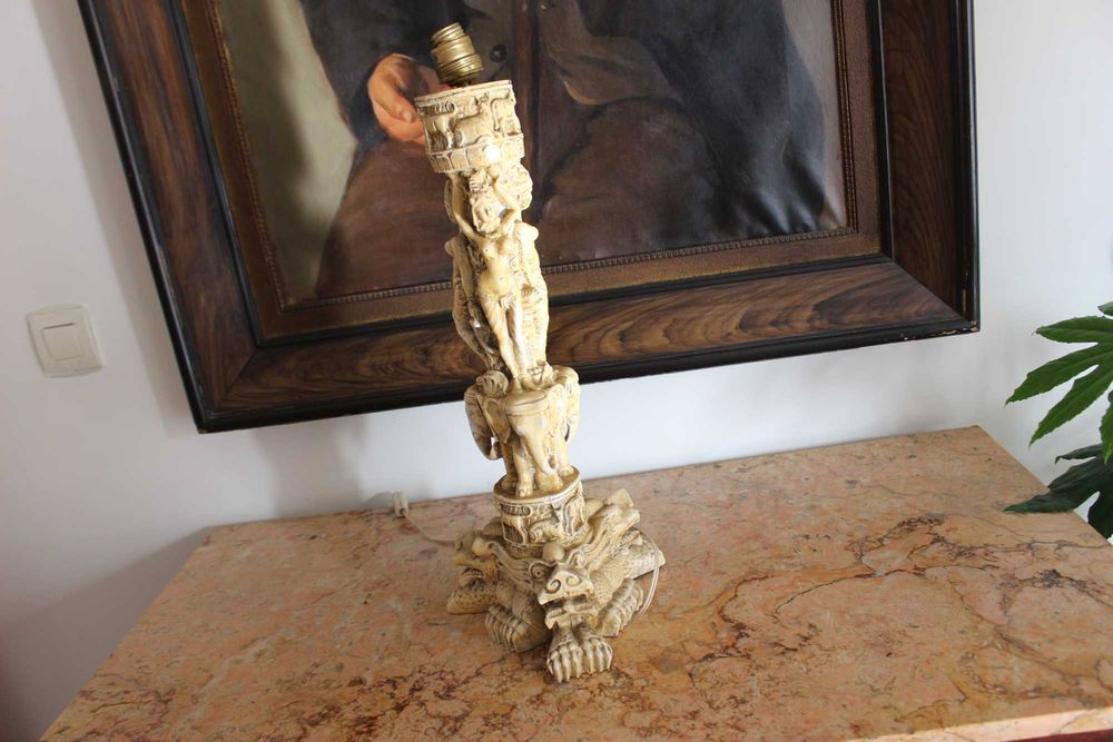 Base de candeeiro esculpido com decoração oriental .