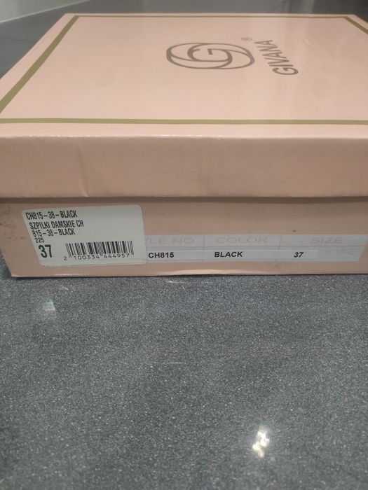 Czarne szpilki na platformie Givana