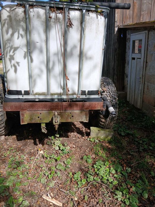 Zbiornikami mauser 1000l na solidnej ramie.