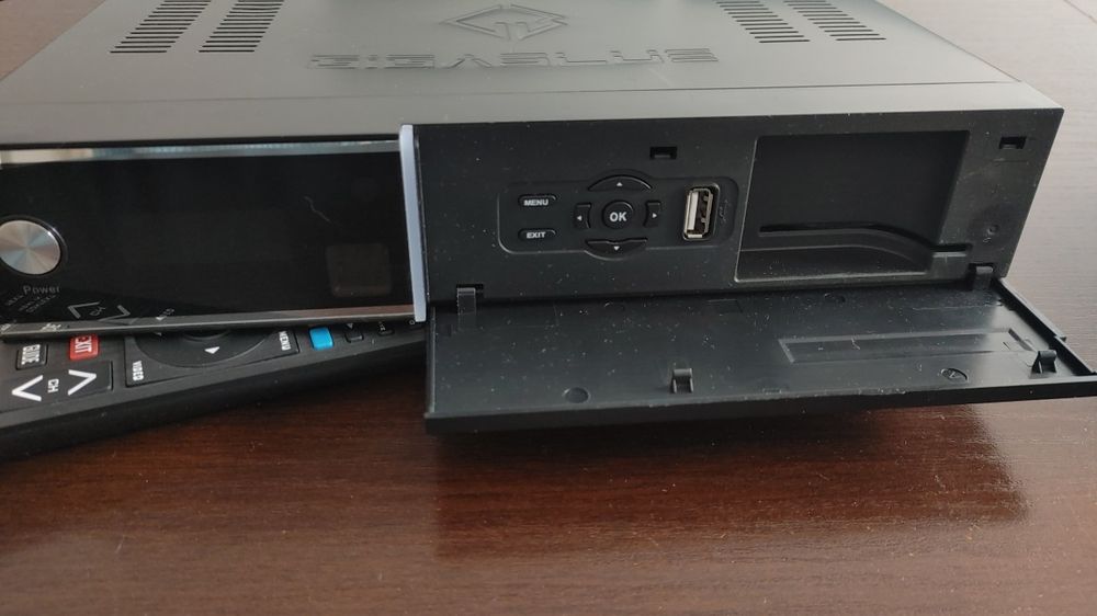 GIGABLUE UHD Trio 4K Combo  DVB-S2X DVB-T2/C Linux Enigma 2 Tuner