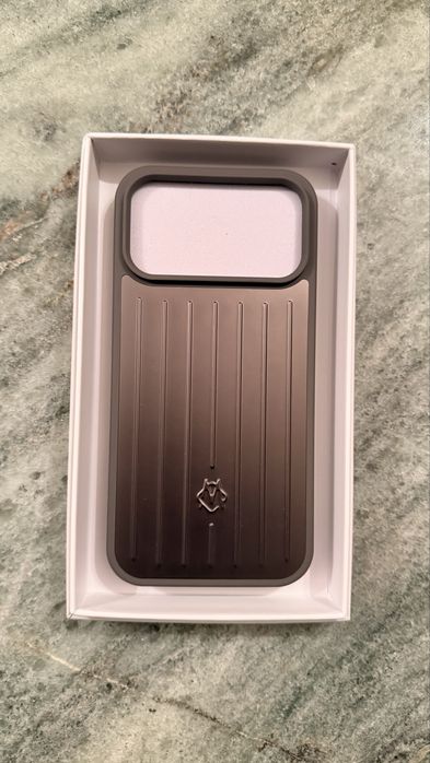 Capa RIMOWA – iPhone 17 Pro Max – Preta – Nova