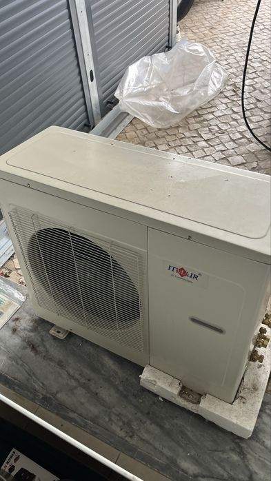Maquina de Ar condicionado 9000 BTUS com duas unidades interiores