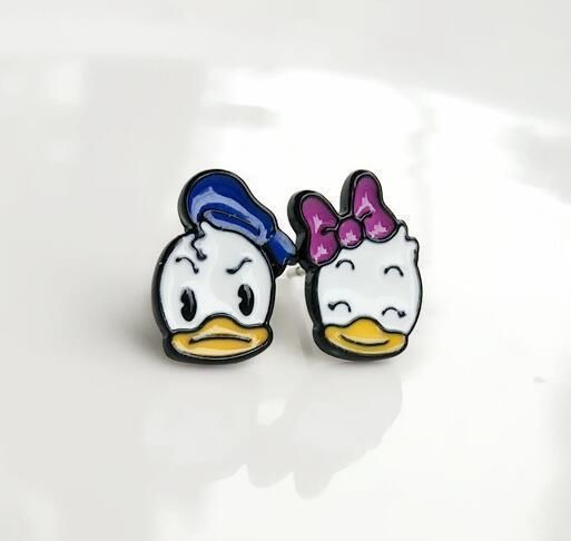 Brincos metal Disney - novos - ver outras fotos personagens diferentes
