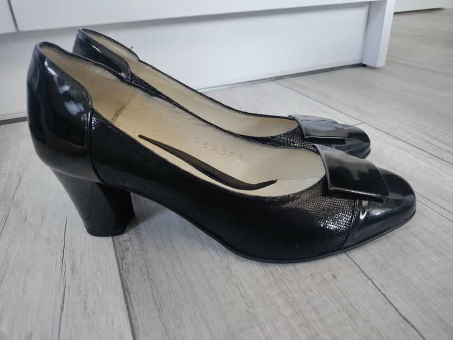 Czarne buty lakierowane na słupku czółenka 37 Bayla