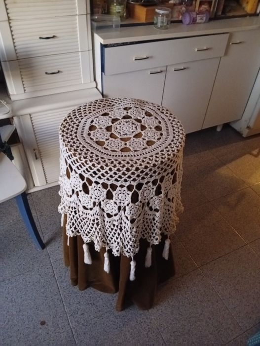 Mesa de canto de madeira (com lenço e bordado incluído)