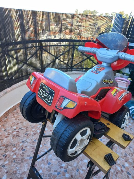 Moto eléctrica para criança