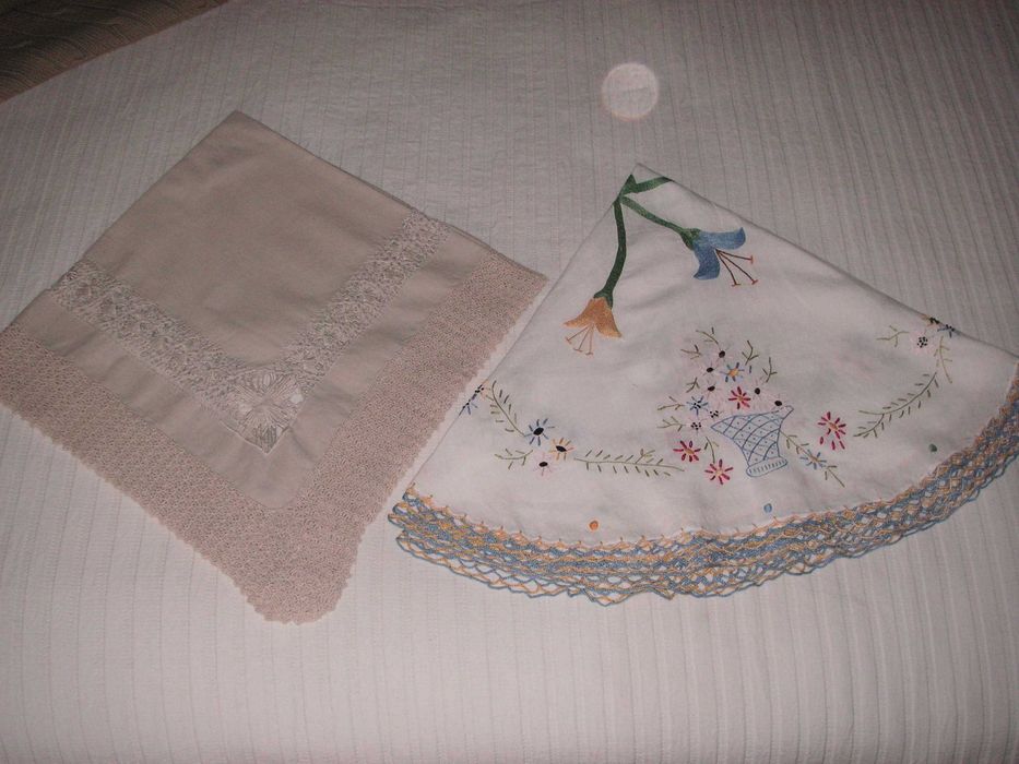 Toalha Mesa Pequena Quadrada e Redonda Bordada e Renda ( Antigas )