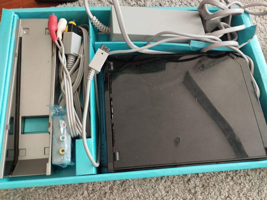 Consola Wii com 2 comandos e  3 jogos