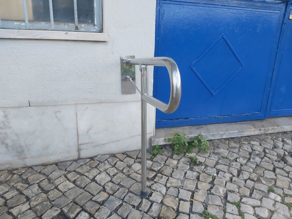 Barra de apoio rebativel reforçado com pé para WC deficientes.