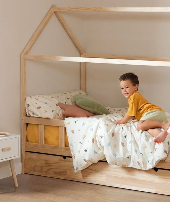 Cama infantil, de madeira natural