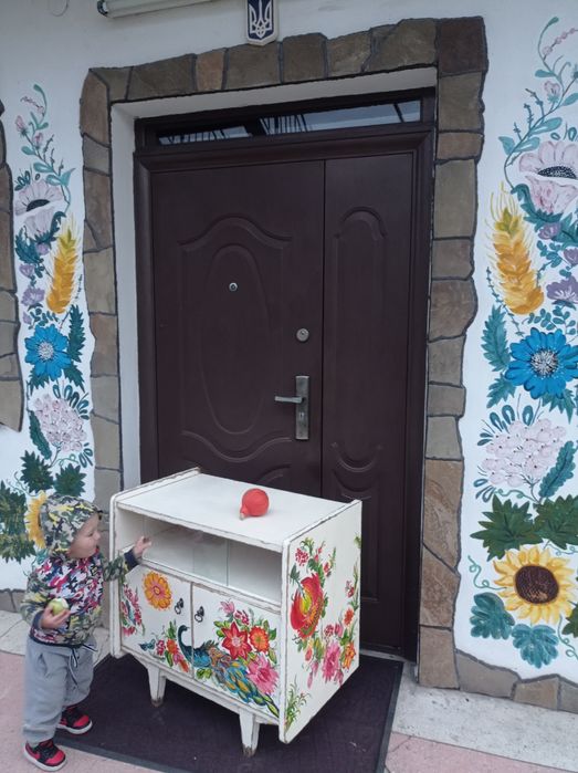 Продам тумбу реставровану у вінтажному стилі з петриківським розписом