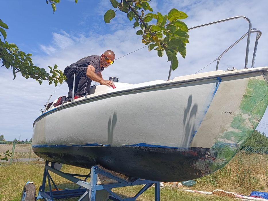 Łódź kabinową z wózkiem slipowym
