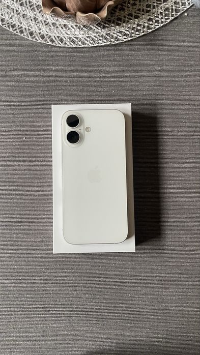 Iphone 16 biały stan idealny 128gb