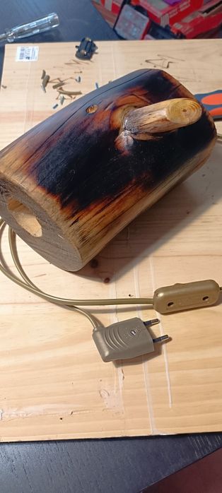 Candeeiro rústico madeira feito á mão.