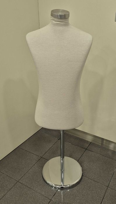 Manequim Masculino de Exposição e Costura com Base Metálica