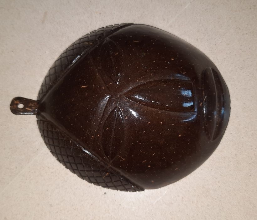 Cara esculpida em casca de coco