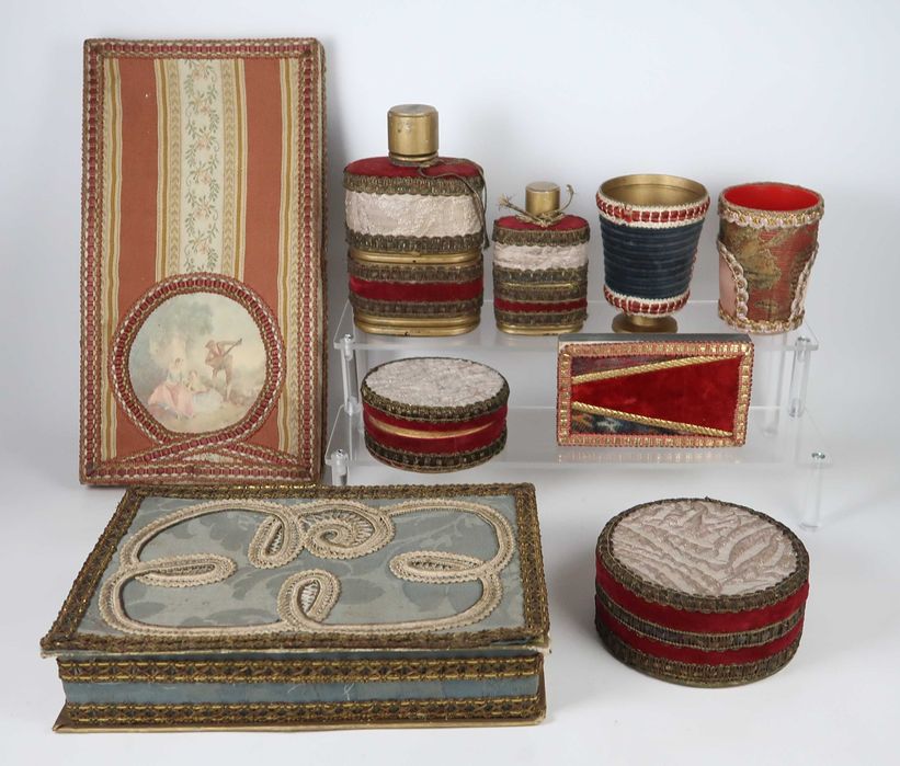 Conjunto antigo Séc. XIX/XX, adornos em tecidos e fio metálico, CADA