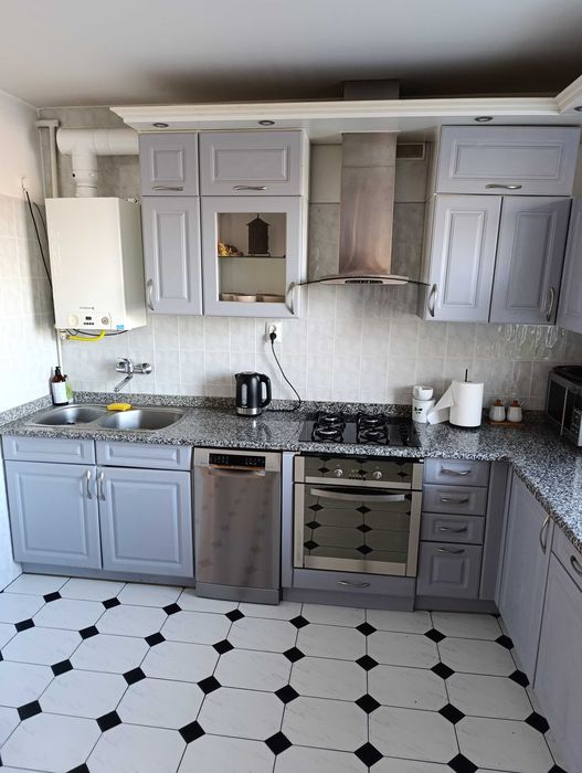 Meble kuchenne z granitowym blatem i sprzętem AGD