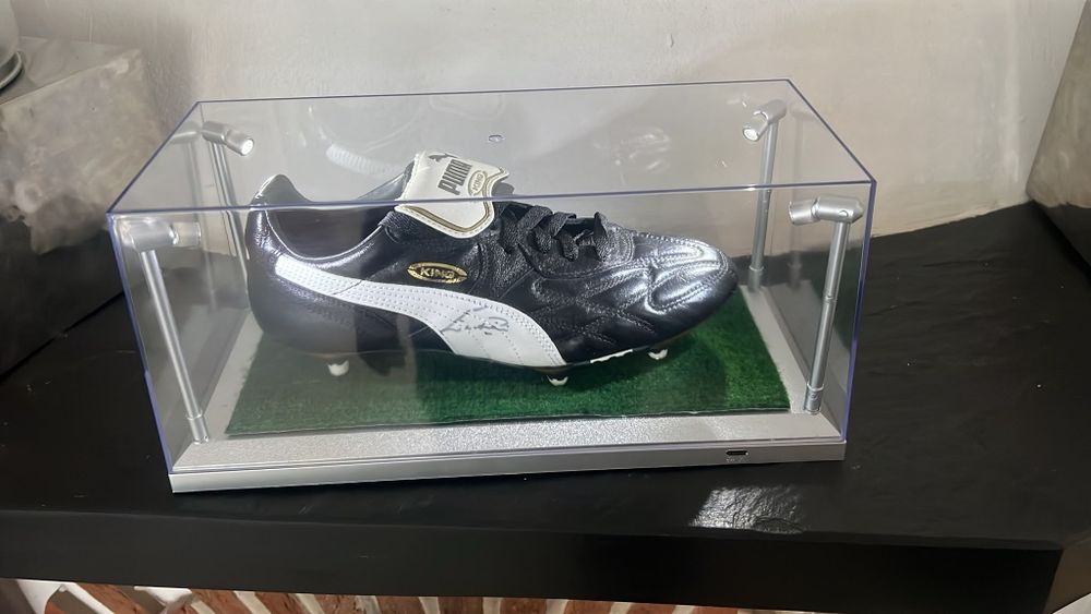 Chuteira do Eusébio autografada