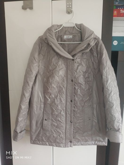 Piękna srebrno-metaliczna kurtka damska 48.