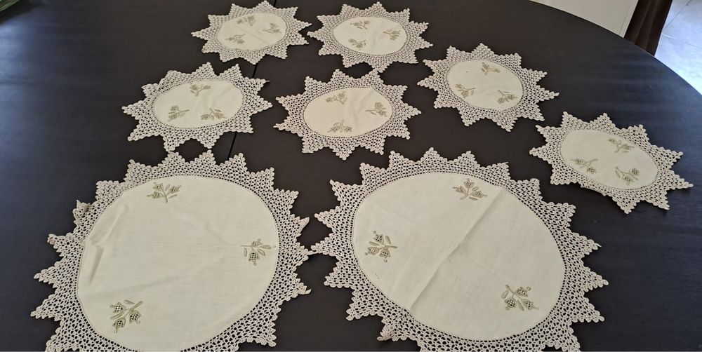 Conjunto de 8 naprons bordados em linho.