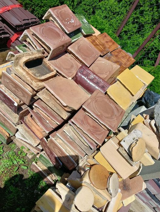Kafle z demontażu dwóch piecyk kaflowych uszkodzone