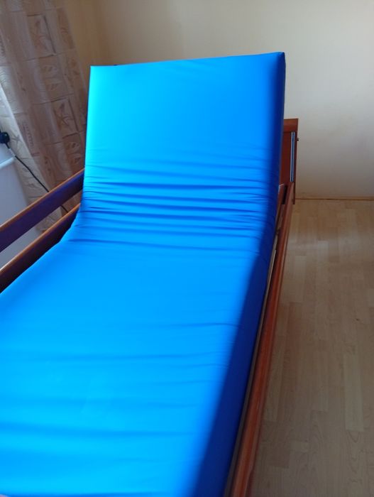 Łóżko rehabilitacyjne i szafka że stolikiem