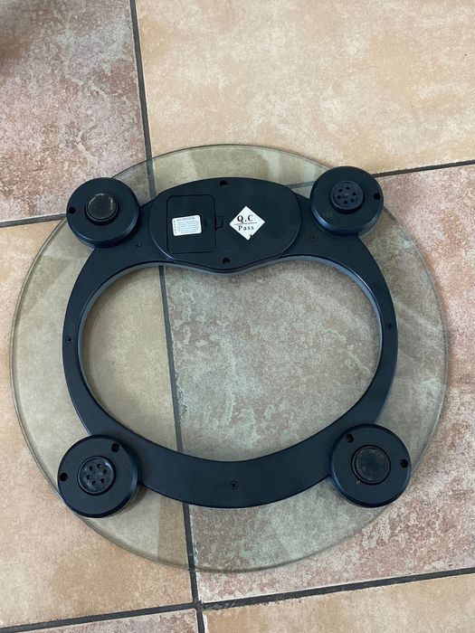 Szklana waga łazienkowa