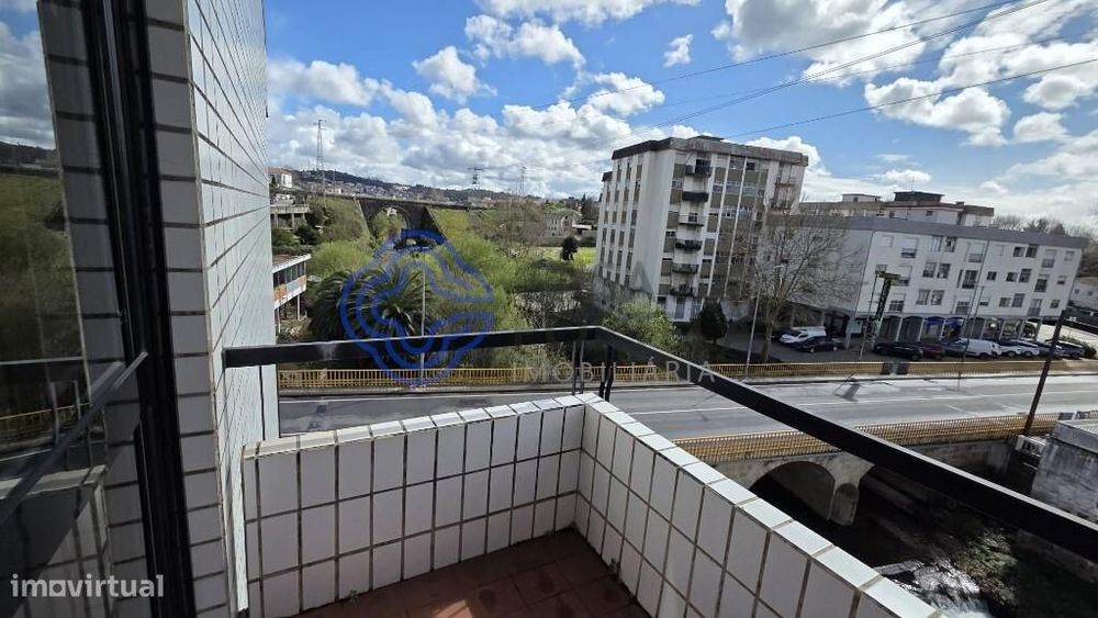 Apartamento T2 com garagem, jardim privativo e excelente localização