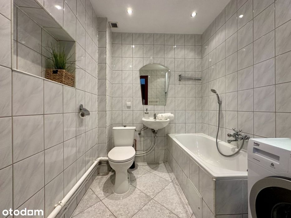 Spacious room with balcony/ Nowowiejska