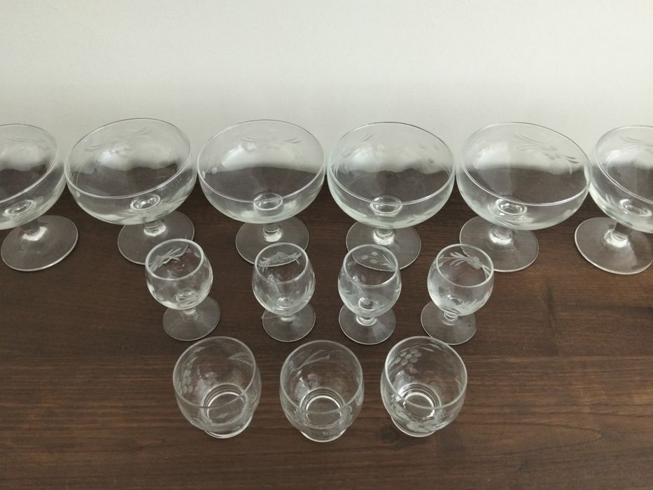 Copos com pé, com gravação muito delicada, antigos, estilo vintage