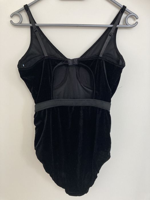 Czarne welurowe body