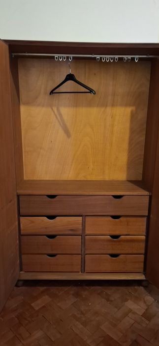 Guarda-roupa com gavetas