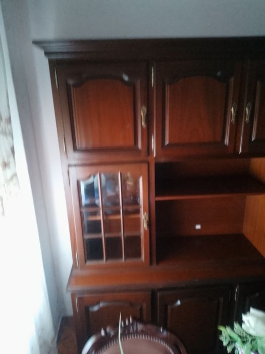 Móvel + mesa + 4 cadeiras em mogno