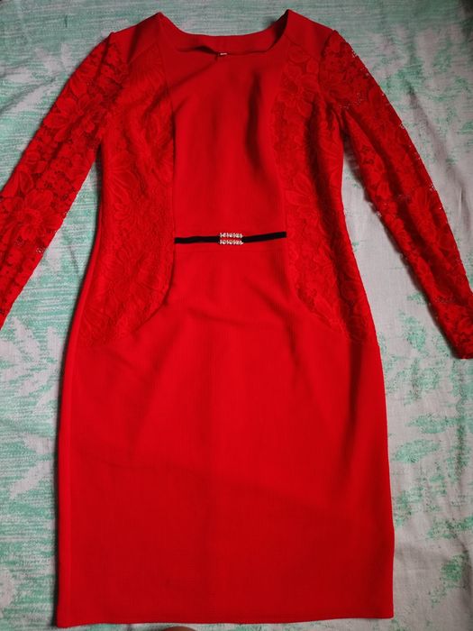 Червона жіноча сукня