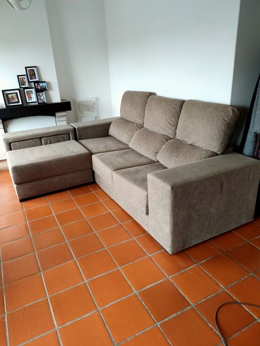 Sofá com chaise e banquetas