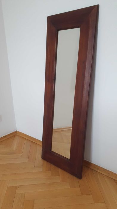 Lustro w drewnianej ramie