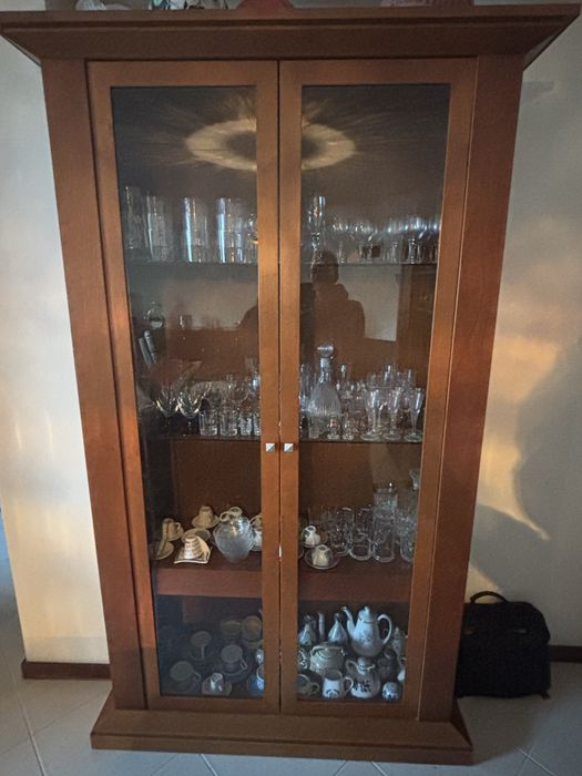 Vitrine em madeira cerejeira em ótimo estado