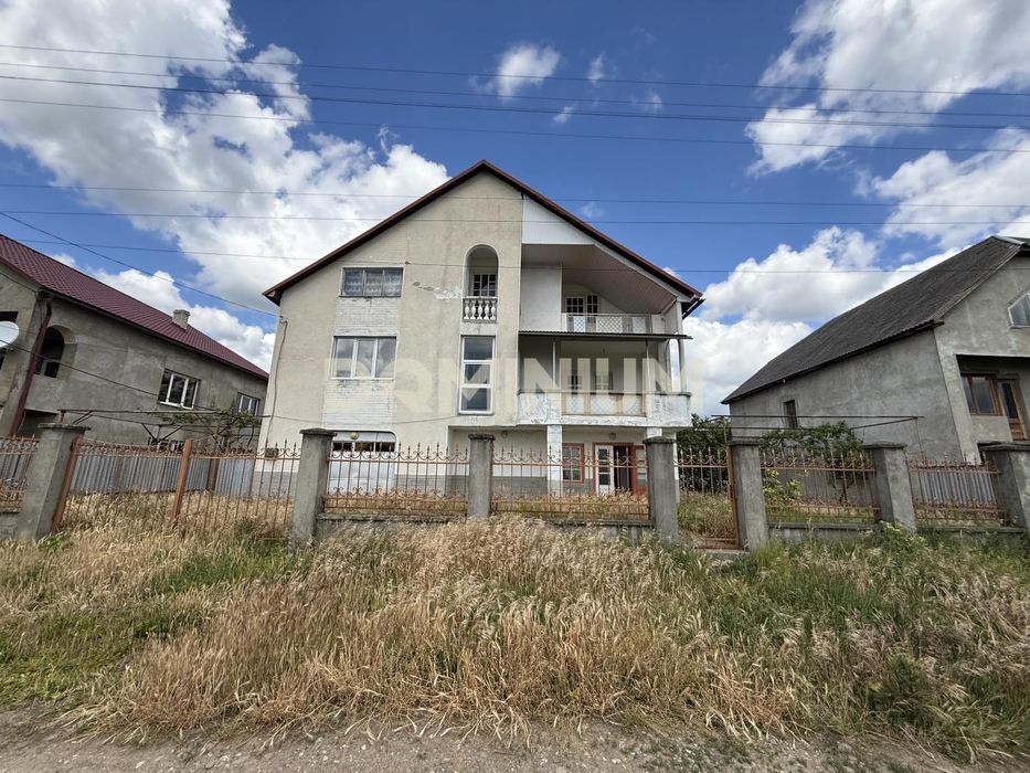 Продається 3-поверховий будинок у Сасові.16 с.ділянка