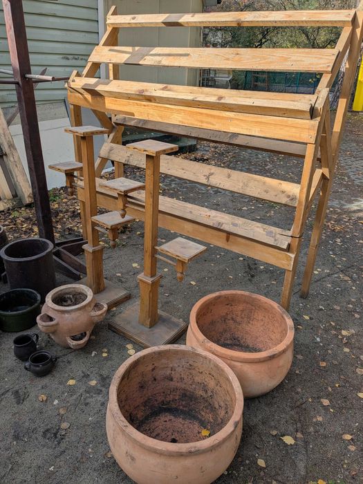 Donice gliniane /ceramiczne/plastikowe oraz ,kwietniki,wieszak ,regał