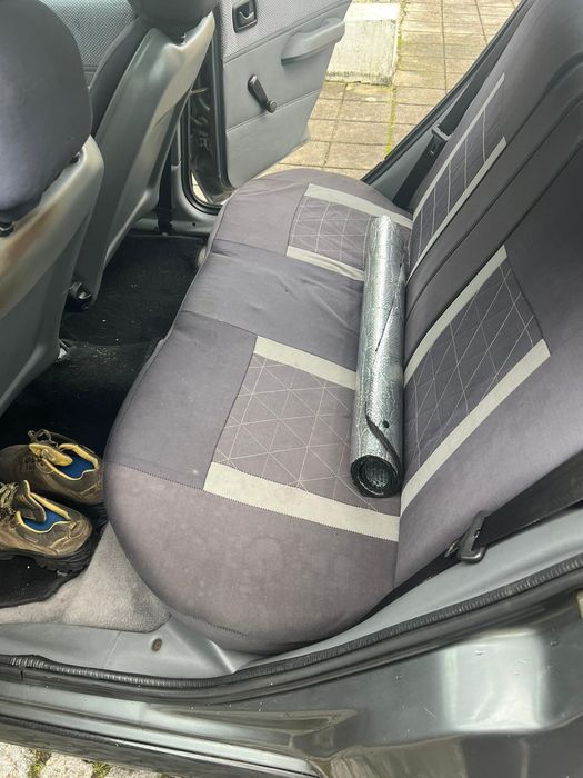 Ford Fiesta 1.1 vendo carro a trabalhar e a andar, com batida à frente