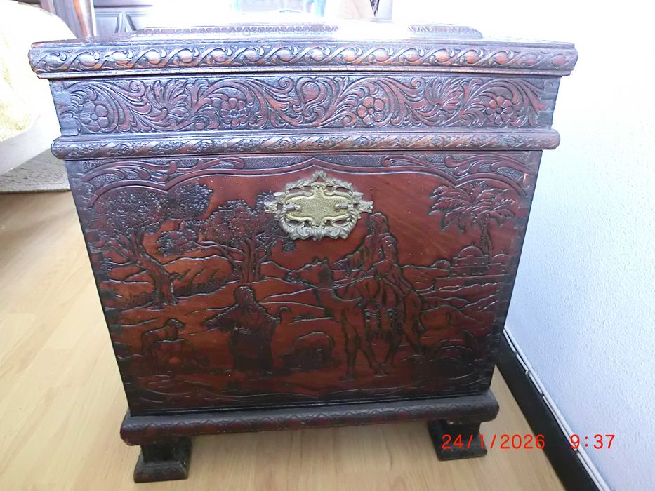 Arca em Madeira, maciça, como nova.