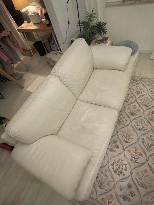 sofa de pele verdadeira com estrutura em madeira