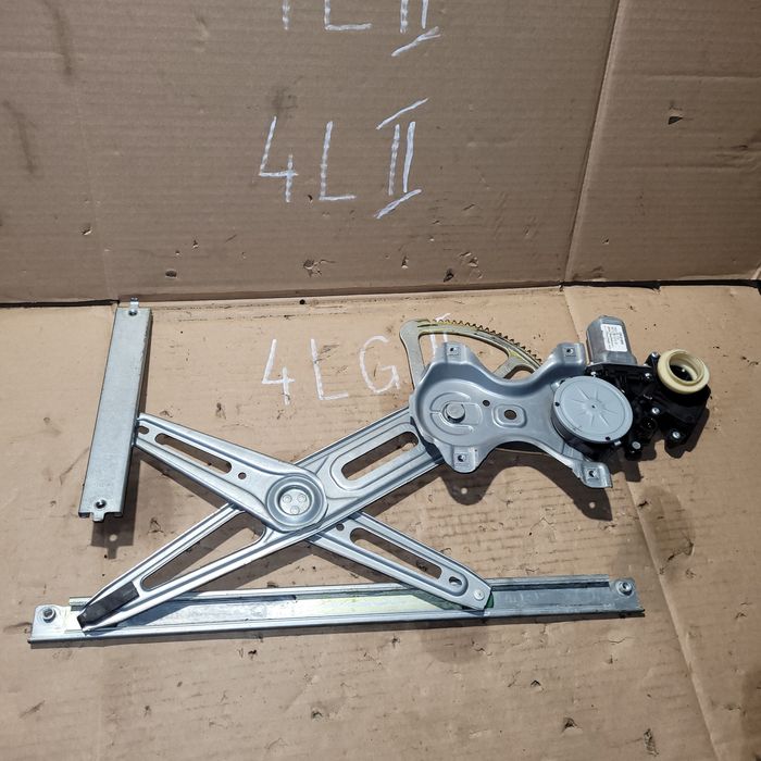Mechanizm szyby z silniczkiem przód lewy Toyota Yaris II 2007r 3 drzwi