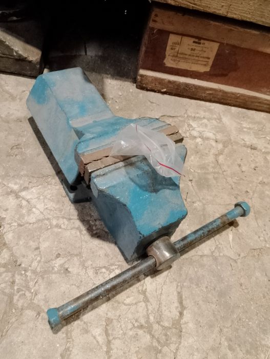 Imadło żeliwne 20 kg. Max rozstaw szczęk 15 cm