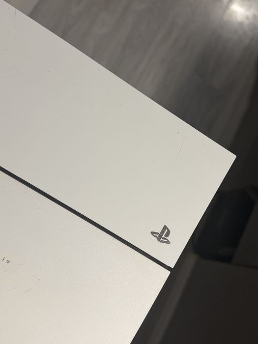 Продам консоль PS 4