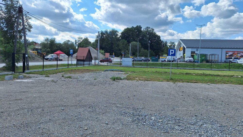 Plac pod budkę gastronomiczną / food truck – przy Biedronce, główna droga