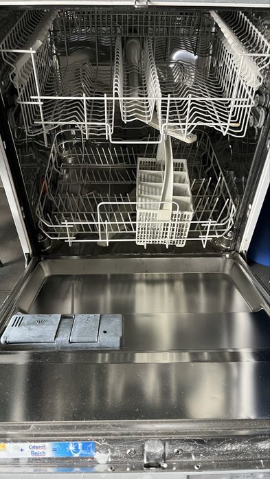 Máquina de Lavar Loiça Encastrável Zanussi – Bom Estado